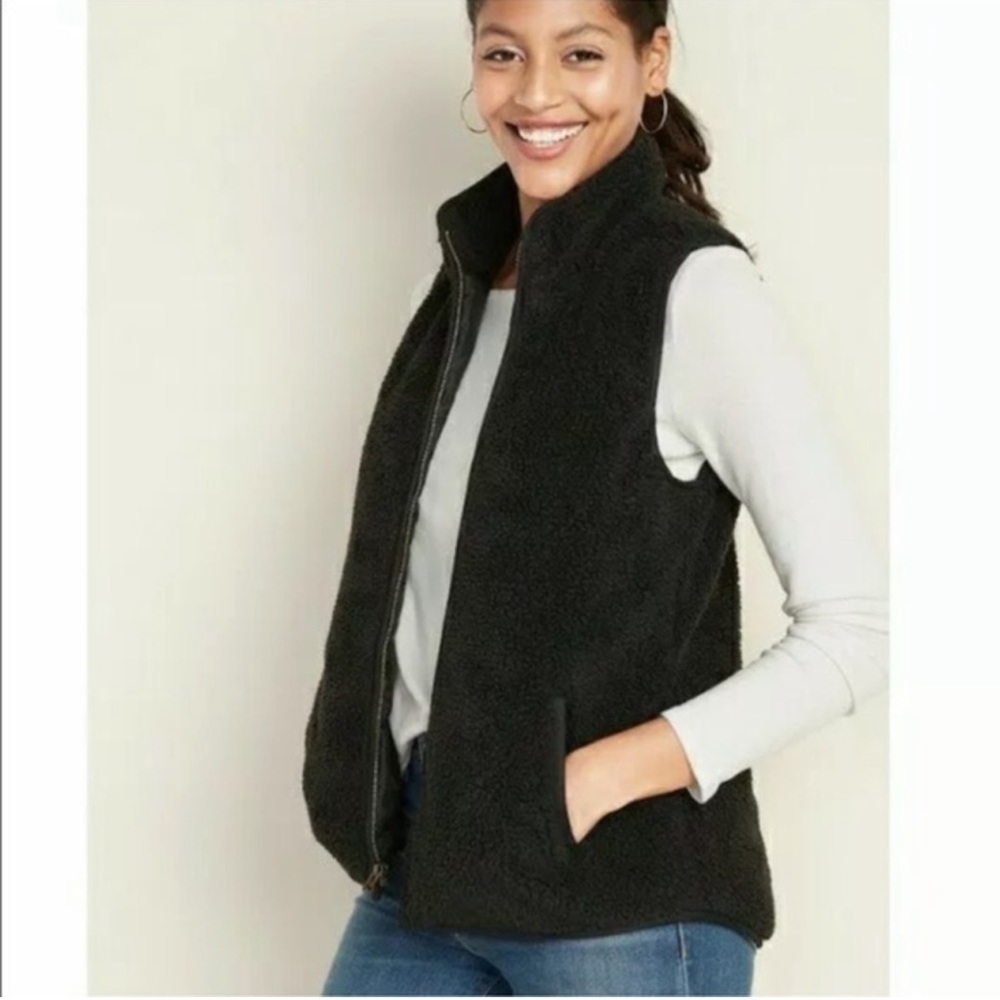 Black sherpa zippered vest